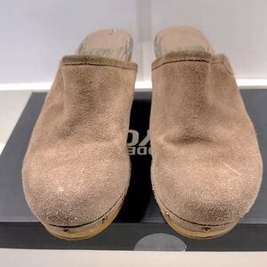 American Eagle Outfitters Tan Suede Clogs